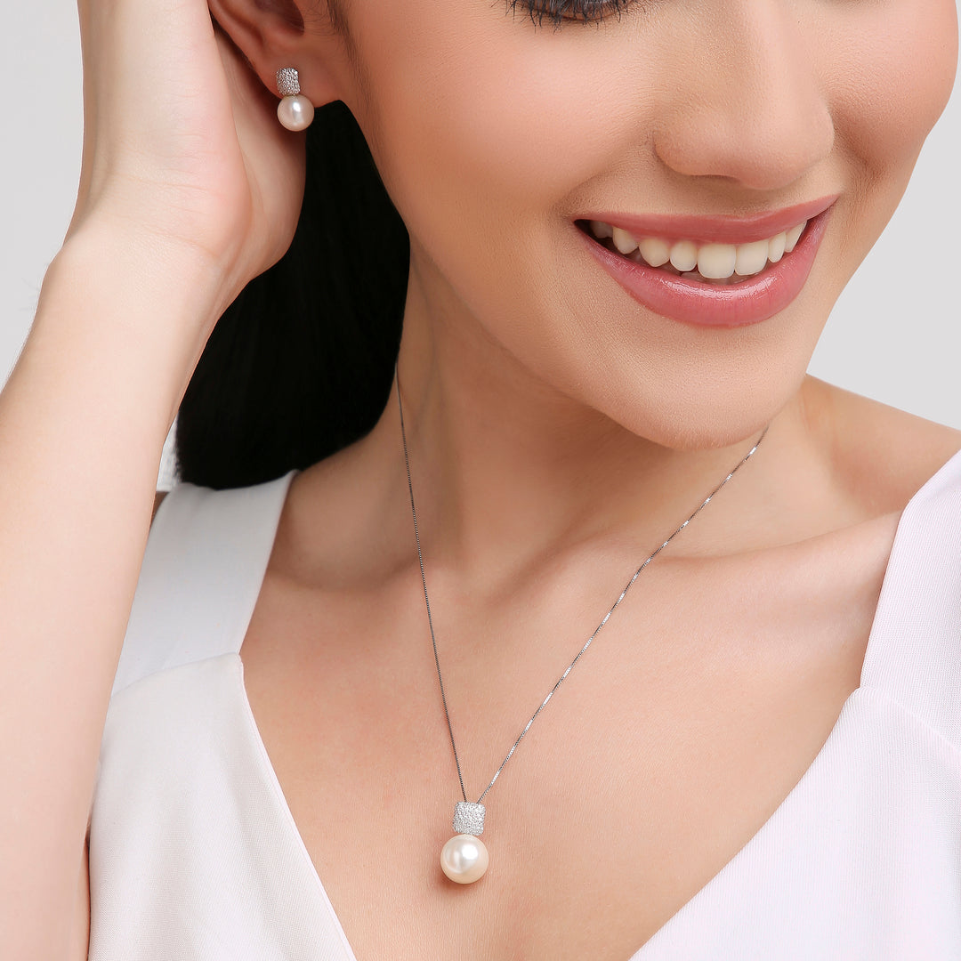 18K White Gold and Diamonds Cushion Dome Pendant with Detachable Pearl