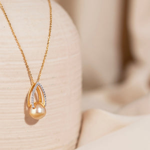 18K Gold, Diamonds and Pearl Pendant