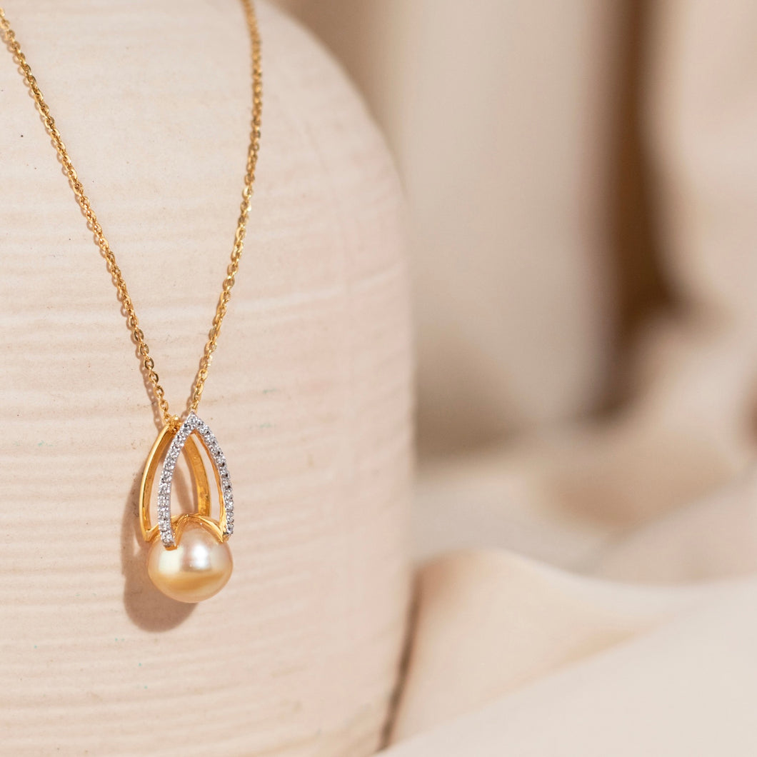 18K Gold, Diamonds and Pearl Pendant